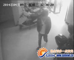 监控画面，男子正在物色下手车辆。