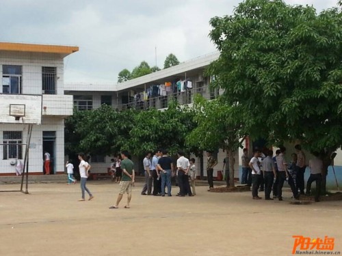 海南小学生春游大巴事故现场1