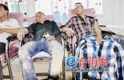 被打伤的工人在医院接受治疗