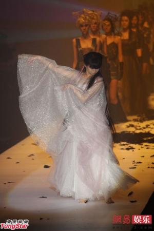 小彩旗白衣上海捞金一分钟旋转露腿"快闪"不惧走光组图