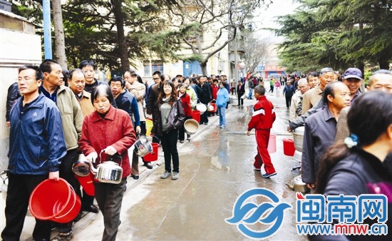 政府出动消防车供水，市民提桶携锅排队
