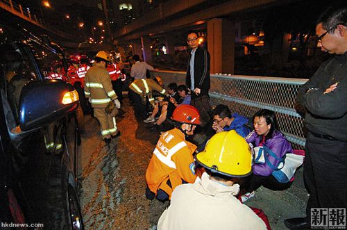 香港小巴与货车首尾连环相撞