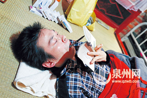 躺久了，苏祥达能用嘴写出一笔好字。