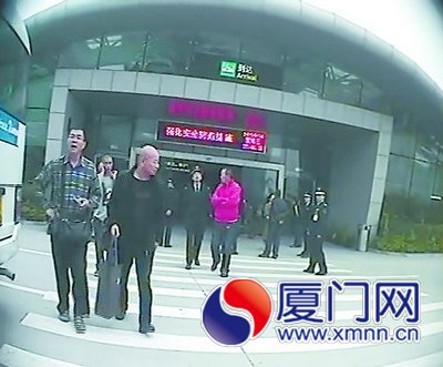 “黑车”司机聚集在码头出站口，码头保安竟帮忙揽客