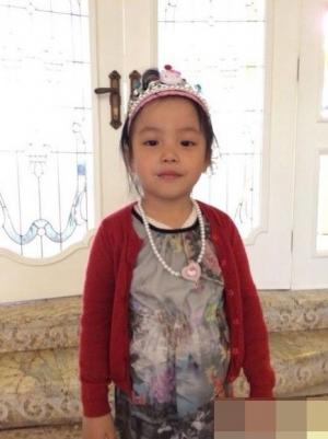 赵薇晒女儿小四月生日正面照 四岁黄新长相肖似小版赵薇
