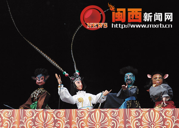 图为杖头木偶表演降妖 杖头木偶:闽西首现耀眼夺银 闽西木偶戏自古以来就是提线木偶,从未出现过杖头木偶。但提线木偶由于靠软线操作,演文戏尚可,演武戏则有诸多局限。上杭县艺术中心的艺术家们突发奇想:要打破闽西只有单一提线木偶的状况,开创闽西有杖头木偶的历史,为客家木偶多添一朵奇葩。这些演员,要么世代从事提线木偶,要么在龙岩艺校木偶班学的也是提线木偶,基本未演过杖头木偶戏,一切要从头开始。 遇到的困难可想而知,但他们从自己动手制作杖头木偶开始,雕刻的木偶头丝毫不逊色。有的甚至木偶说话时嘴巴能动,