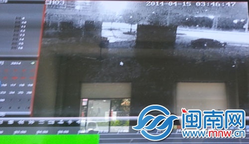 在车站内呆约10分钟后，黑色小车驶离车站