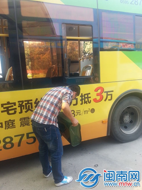 工作人员给公交车加应急油