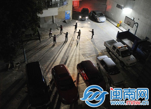 休闲空间被压缩，阿姨们只能在靠近居民楼的地方跳舞