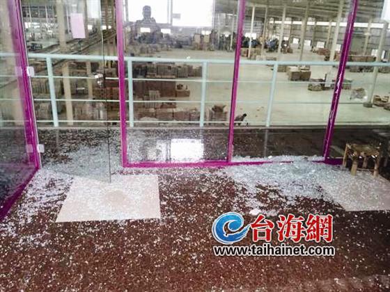 漳州一工厂两拨员工卯起干架 民警带走30余工