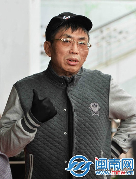 "棋圣"聂卫平手术后首次亮相 任棋队总教练