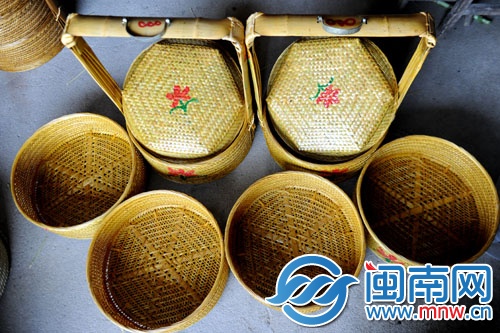 一对神篮打开有六个篮