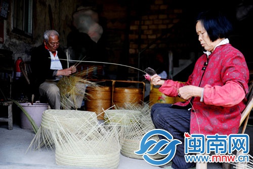 夫唱妇随，陈阿伯编神篮已经58年了