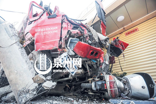 泉州张坂一渣土车横冲直撞 连撞两电线杆和一