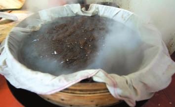 林红珠蒸好的粉根新鲜出炉