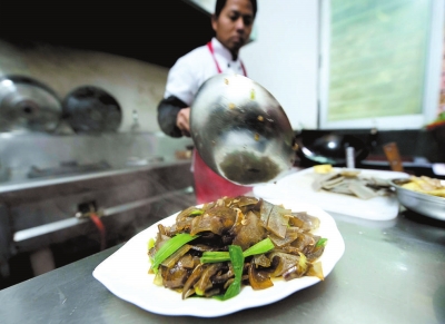 向阳驿站大厨炒制的粉根又Q又香