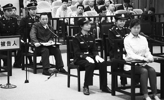 另案犯罪嫌疑人杨某（右一）在刘汉等10人案审判法庭