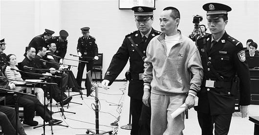 另案被告人刘维（前右二）到刘汉等10人案审判法庭作