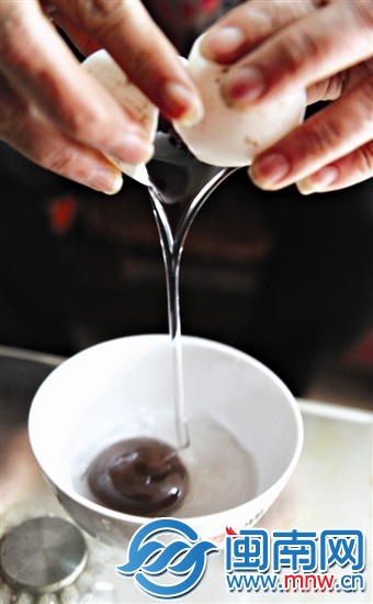 潘女士现场打蛋，咖啡色的蛋黄滑落碗底