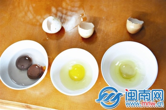 左为变色鸭蛋黄，中为正常鸡蛋，右为变色鸡蛋黄
