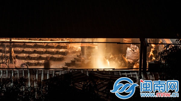 开始铸铁时，车间内火花四溅