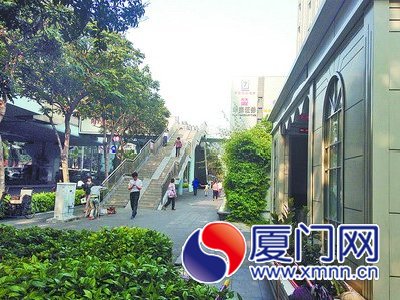 岛内一些BRT站点附近有公共厕所，但不熟悉地形的人