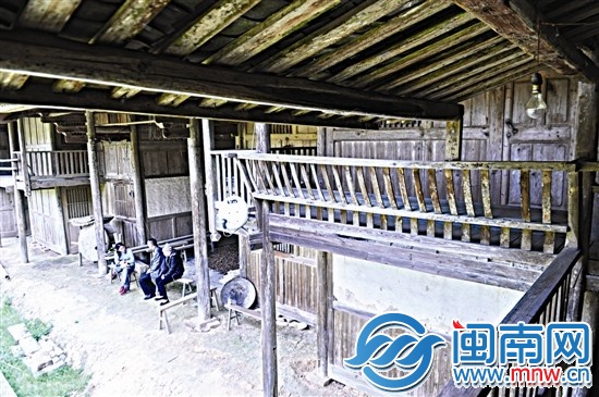 老房子前,夫妻俩佝偻的身影与他们的年龄那么不相称