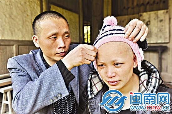 因为化疗掉光了头发,妻子在家里也一直戴着帽子
