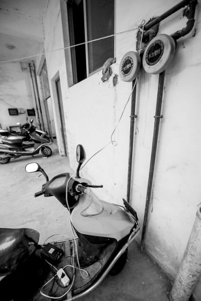 柳南小区业主私拉电线充电