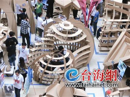200多名学生用瓦楞板搭建出26间八九平方米的房子
