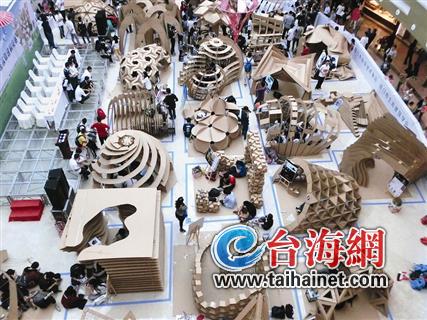 200多名学生用瓦楞板搭建出26间八九平方米的房子2