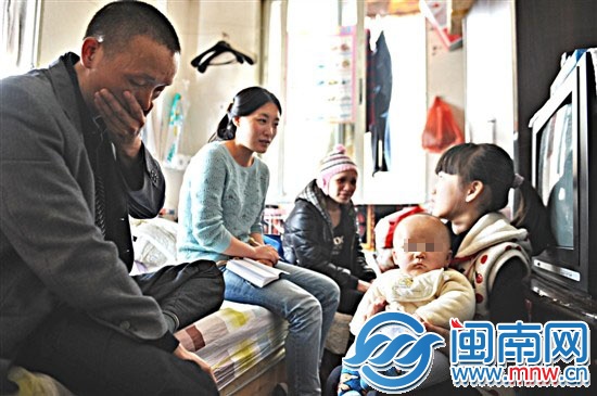 爸爸看着懂事的女儿,难过地哭了