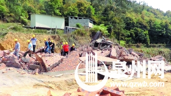 这宗位于仙公山上的违建有220平方米，被强制拆除