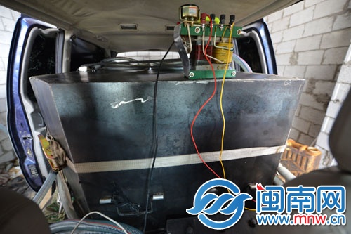 经过改装的商务车内藏着一个用于装油的大铁箱和输油
