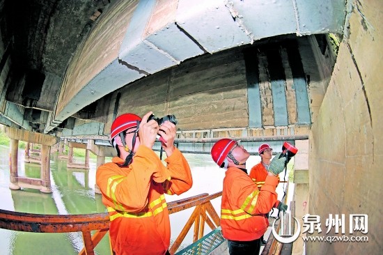 工程人员认真检测桥况