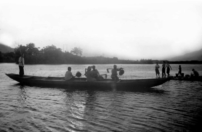 村民迎着清晨第一缕阳光渡河劳作