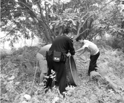 民警在树下寻得花盆