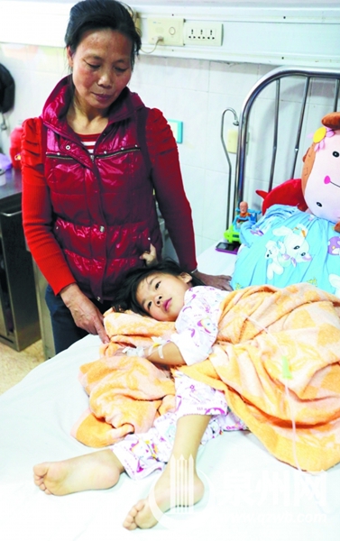 奶奶只能无助地看着媛媛