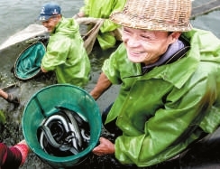 丰收后，村民一脸笑容