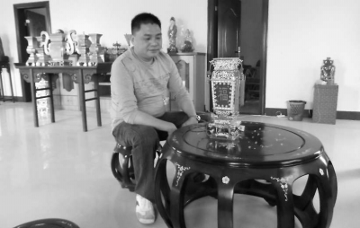 王志刚向记者展示福寿锡灯