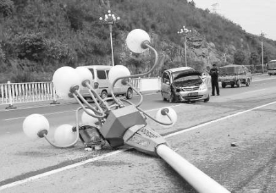 汽车撞断路灯杆