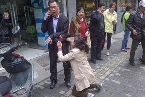 西安女小偷行窃被抓跪地央求失主别报警终被捕现场组图