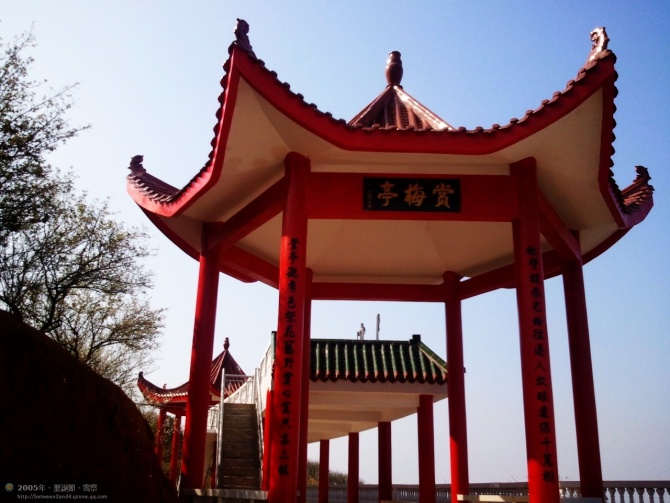 漳州大烏山旅游風景區簡介 詔安大烏山旅游攻略 圖片來源:魅力烏山 接下來告訴大家在哪里賞梅。從烏山正大門往山上開3公里左右,到達紫梅山莊,這里是村里一個老人家建的民房,房子的后面分別是觀梅亭和賞梅亭。各位可以在這里稍息片刻,聞梅香、賞梅花(嘿,當然只有每年的春節前后才有花看)。請注意:技術不好的新手司機,最好不要自己開上去,可以找紅星鄉西埔村當地的專職司機開車載你們上去。