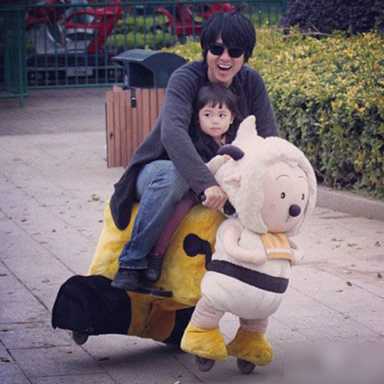 吴尊女儿照片PK韩小野 “内内”蘑菇头清秀甜美