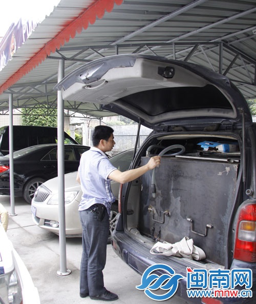 黄某等人买报废商务车改装成“油耗子”车