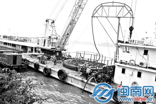 鼓浪屿新建两回海底电缆，施工人员正把电缆慢慢放入