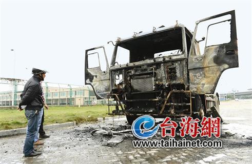 挂车车头突发大火