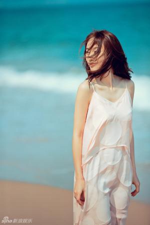 张俪海滩写真曝光 吊带粉裙恬静悠闲唯美清新似"美人鱼"