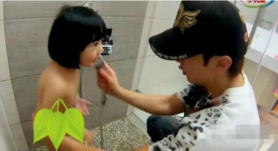 吴尊回应帮女儿小NeiNei洗澡质疑:自然流露的
