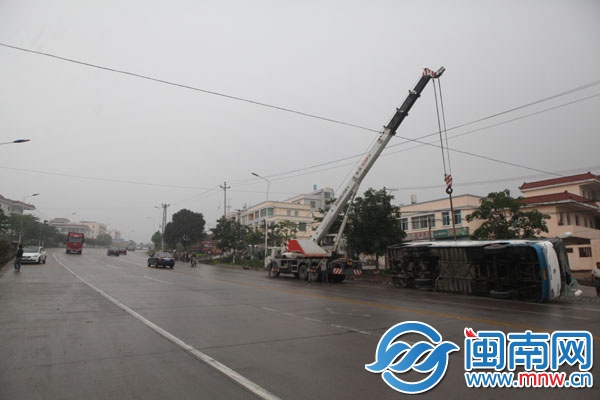 现场是个长下坡路段；下午5点，客车被扶正